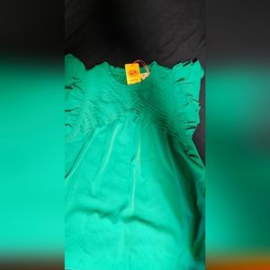 Sleeveless, ruffled flowy top